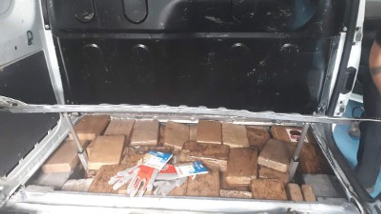 Abcoude - 104 kilo cocaïne in verborgen ruimte aangetroffen op A2