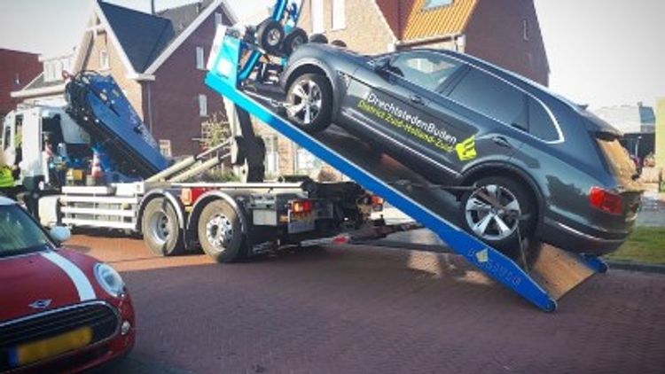 Alblasserdam, Sliedrecht, Papendrecht - Vier aanhoudingen en 39 voertuigen in beslag genomen in ondermijningsonderzoek