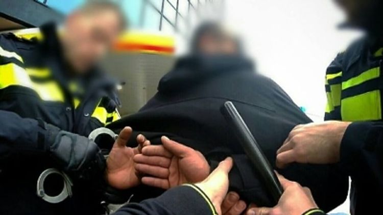 Arnhem - Politie doet onderzoek naar geweldincident in de woning waarbij vrouw overlijdt