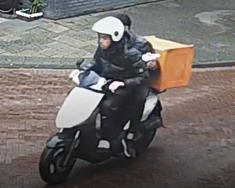 Haarlem - Gezocht - Wie herkent deze scooterbestuurder?