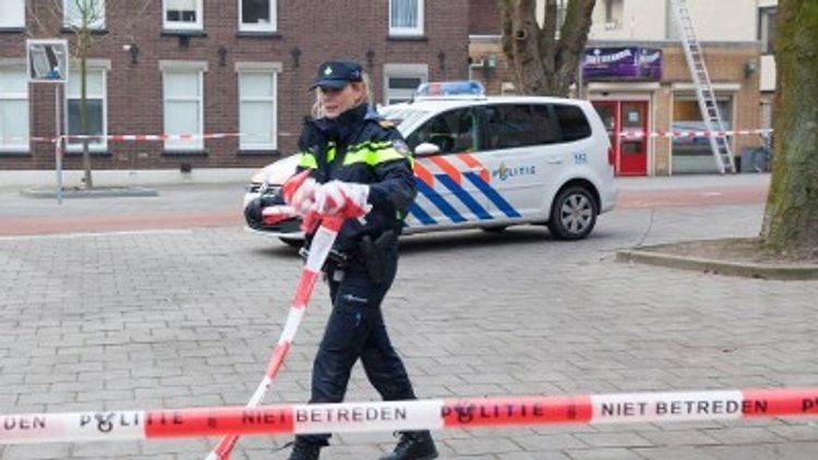 Rotterdam - Jongens overvallen winkel Gruttostraat met stok