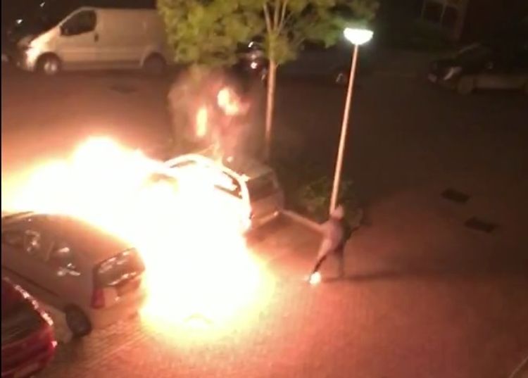 Schiedam - Gezocht - Brandstichter auto steekt eigen voet in brand